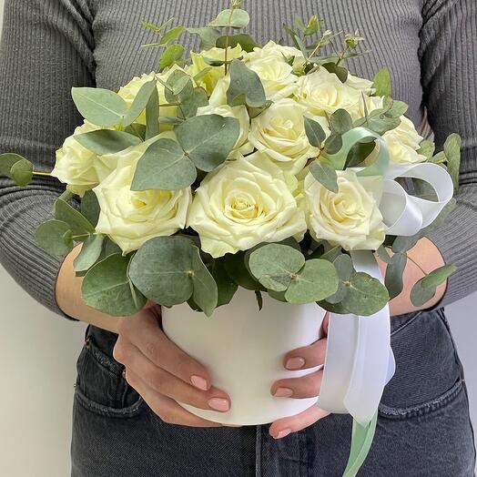 Белая роза 21шт в коробке с зеленью